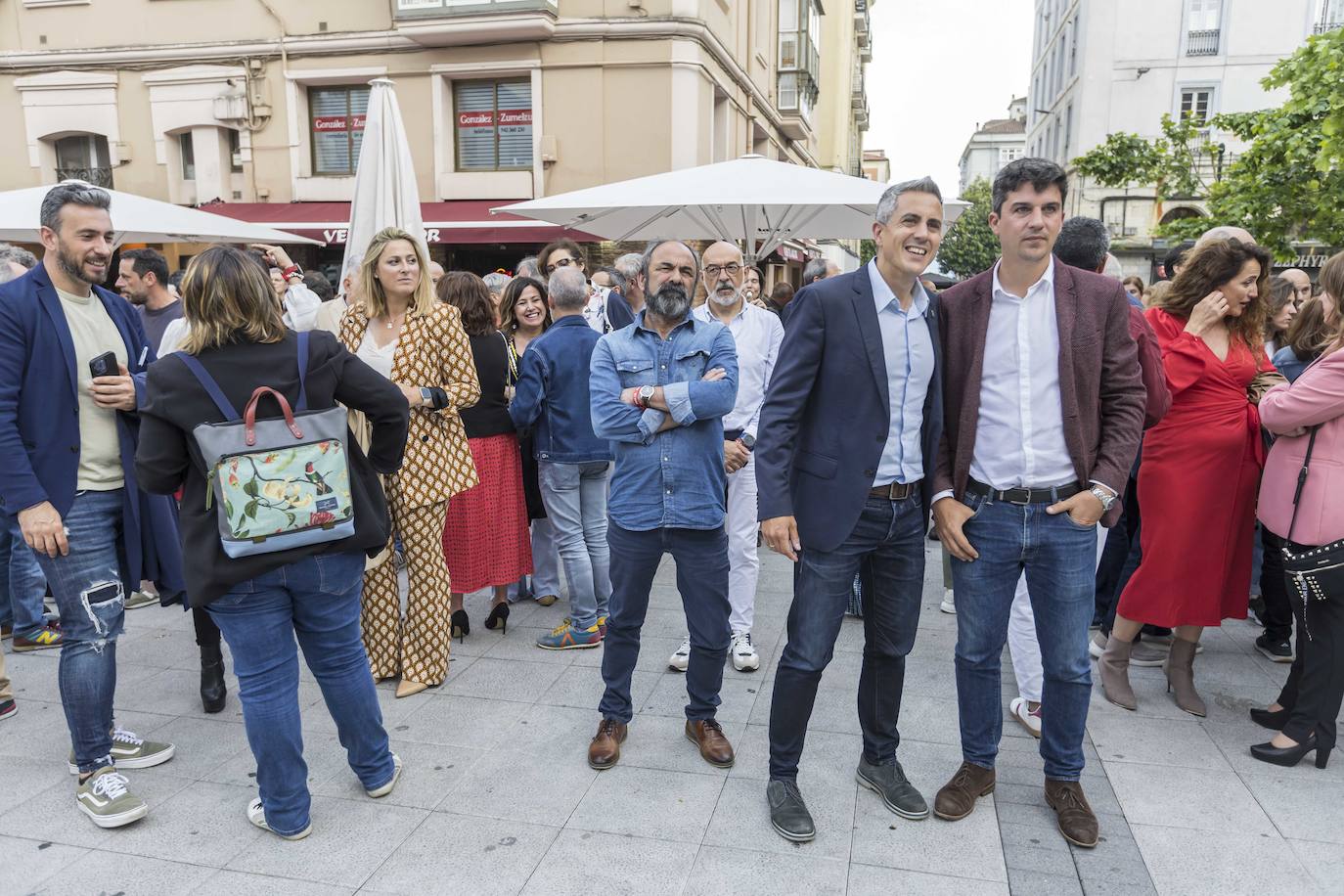 Pablo Zuloaga, candidato a la Presidencia de Cantabria, y Daniel Fernández, candidato a la Alcaldía de Santander, en un acto en la plaza Cañadio