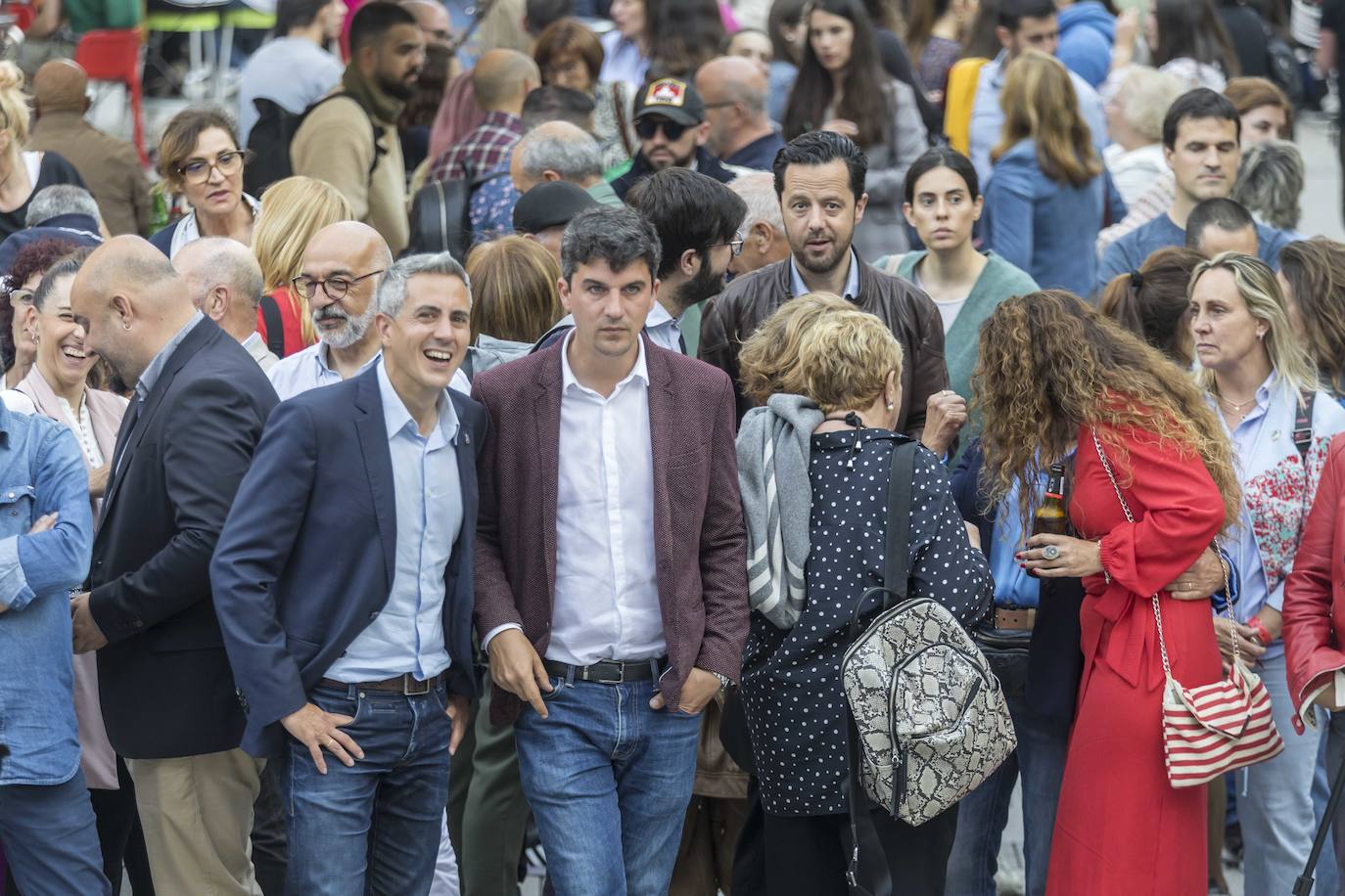 Pablo Zuloaga junto a Daniel Fernandez eligieron la plaza Cañadio de Santander para su cierre de Camapaña, acompañados de militantes y de cargos del partido y del Coro del Barrio Pesquero