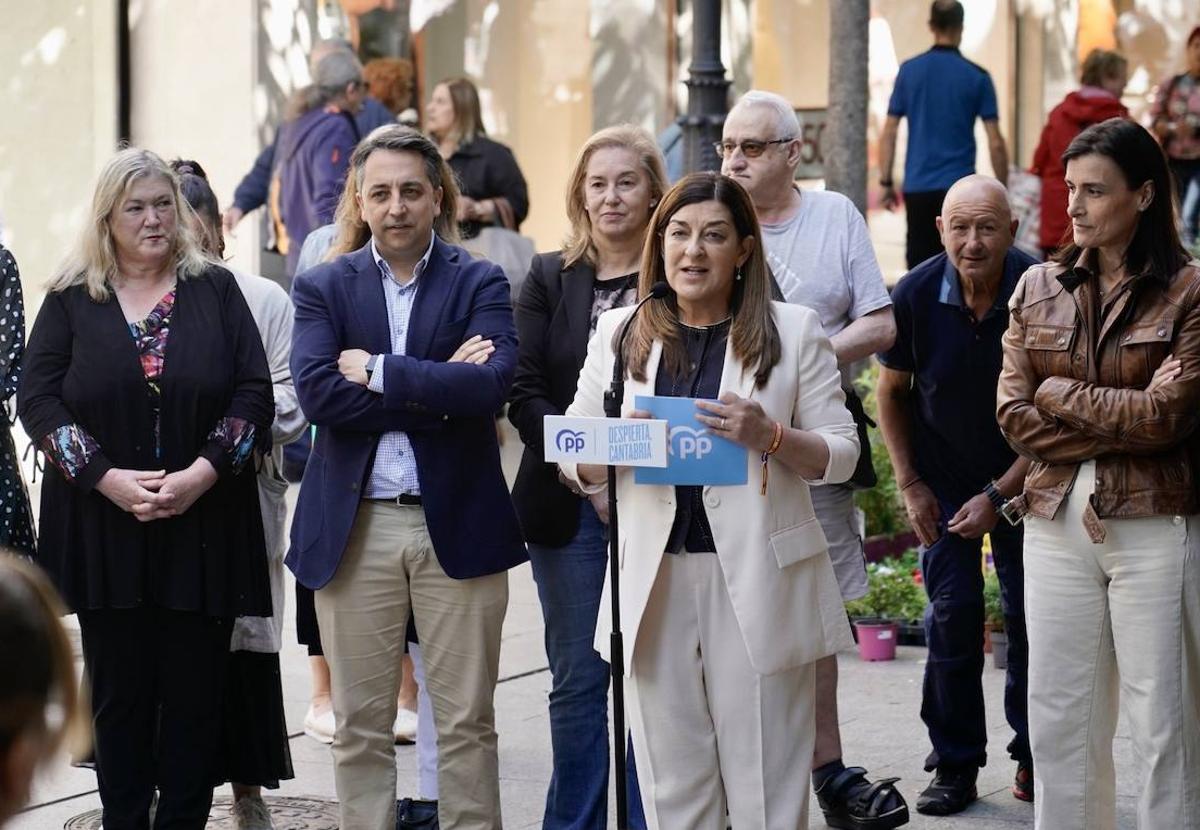 Sáenz de Buruaga, durante su discurso de fin de campaña, rodeada de otros miembros del PP. A su derecha, Gema Igual.