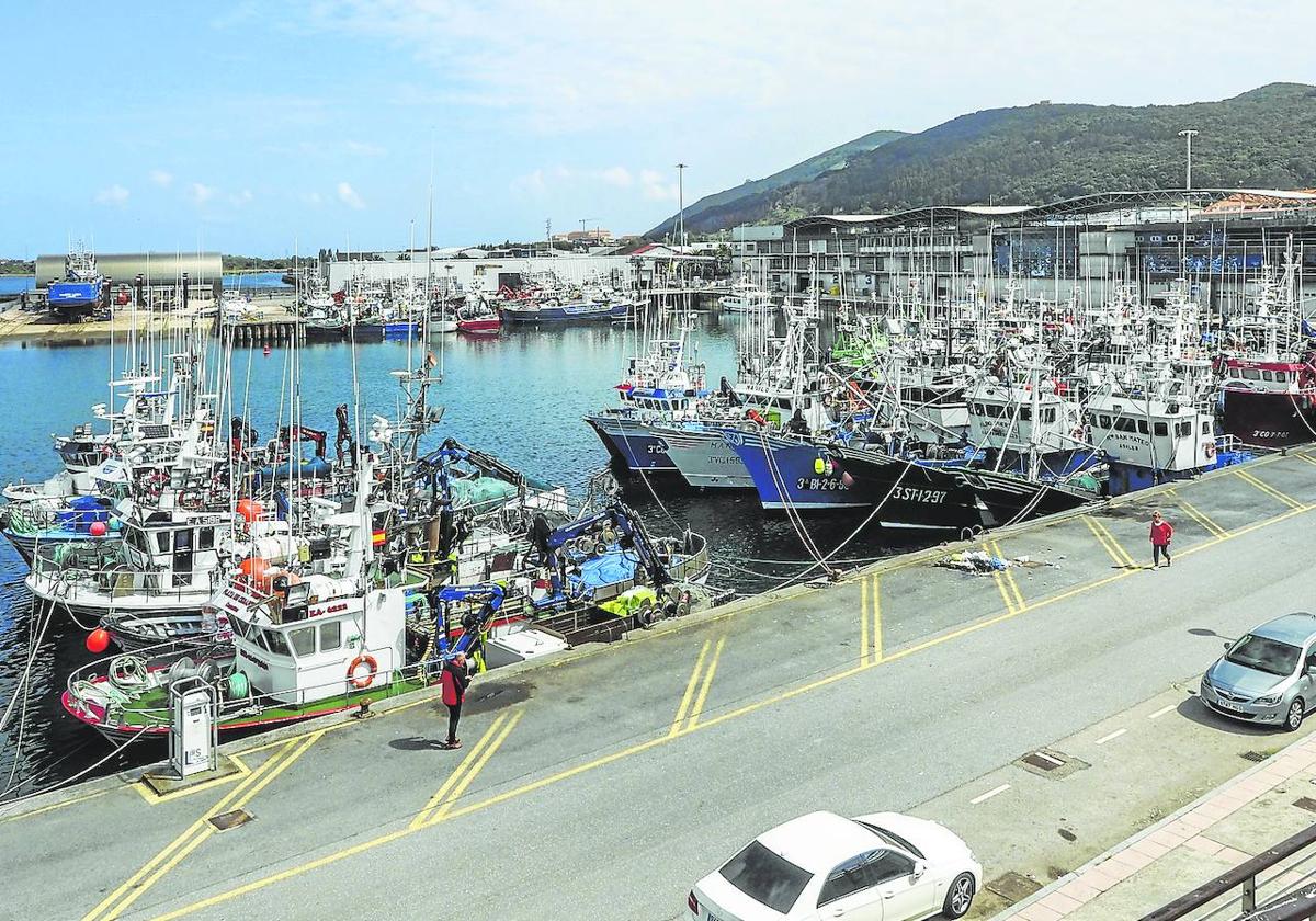 Barcos amarrados en el puerto de Santoña a la espera de que el lunes puedan salir a faenar.