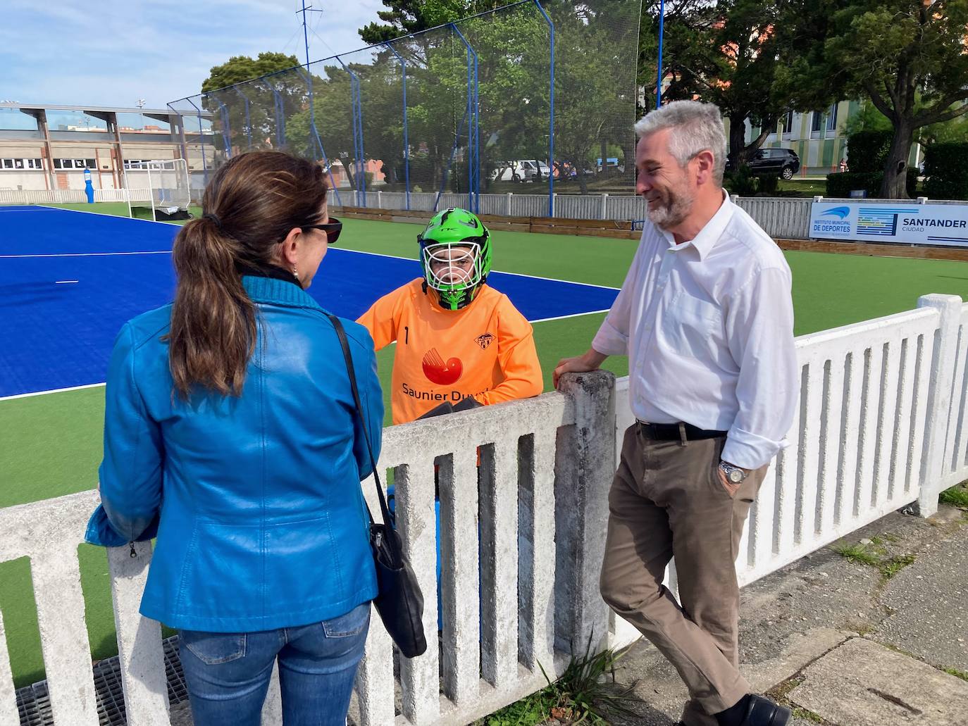 Javier Ceruti, candidato de Ciudadanos a la Alcaldía de Santander, está aprovechando la jornada de reflexión para pasar tiempo en familia. Esta mañana ha asistido al partido de hockey que ha disputado su hijo, y su idea para esta tarde es dar una vuelta en bici, oír misa en la santanderina Parroquia del Carmen y descansar en casa durante el resto del día. 