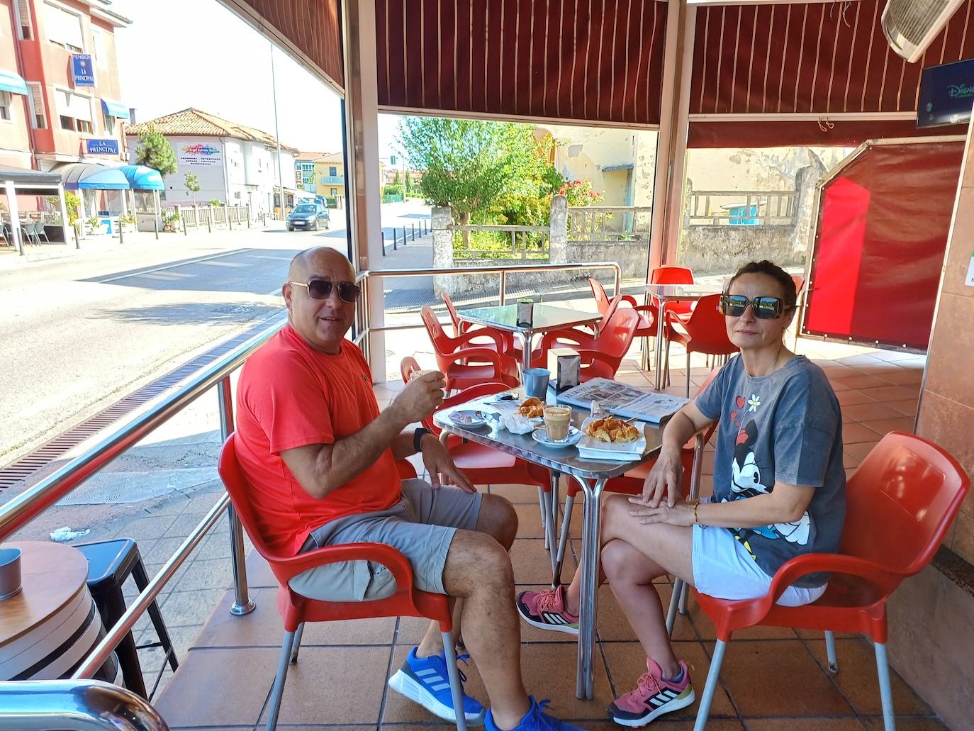 Julio Ricciardiello, candidato de Ciudadanos a la Alcaldía de Torrelavega, ha comenzado el día con un buen desayuno en Barreda. Después ha disfrutado de un paseo y de una comida casera con amigos y familiares, que puede considerarse una previa de la celebración de su cumpleaños: el próximo lunes cumple 50.