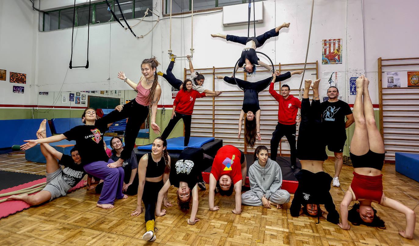 El grupo joven de la Escuela de Circo y Teatro Físico posa en sus instalaciones del pabellón Vicente Trueba.