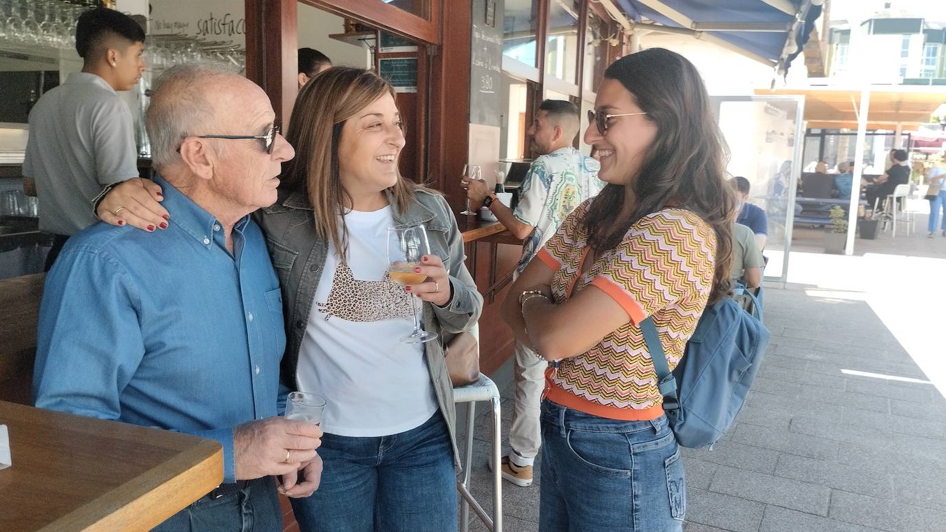 María José Sáenz de Buruaga, candidata del PP a la Presidencia de Cantabria, ha pasado la jornada de reflexión con los suyos. «El refugio seguro para mí es pasar un día en familia, tranquilo, descansando, relajado». En la imagen, la líder popular toma el aperitivo en compañía de su padre, Javier, y su hija, Araceli, en Suances. 