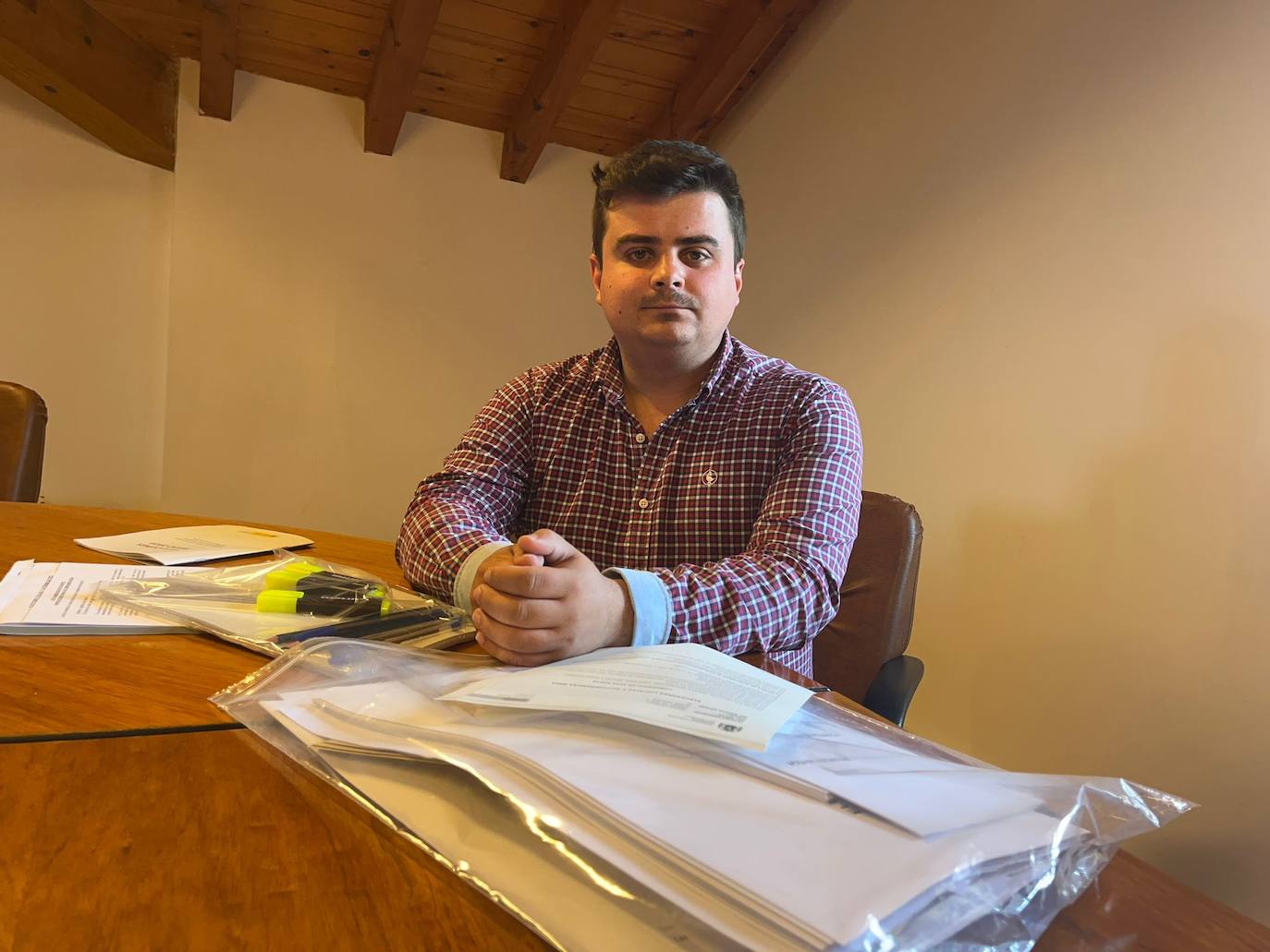 Miguel Ángel Vargas, candidato del PP a la Alcaldía de Torrelavega, es además secretario en el Ayuntamiento de Mazcuerras y, por tanto, delegado de la junta electoral en ese municipio. Así que le ha tocado trabajar en la jornada de reflexión, que ha empleado en «revisar que el material esté correcto y resolver las dudas de los miembros de mesa». La tarde sí la puede dedicar a su familia y a participar con los vecinos de Barreda en sus fiestas. 