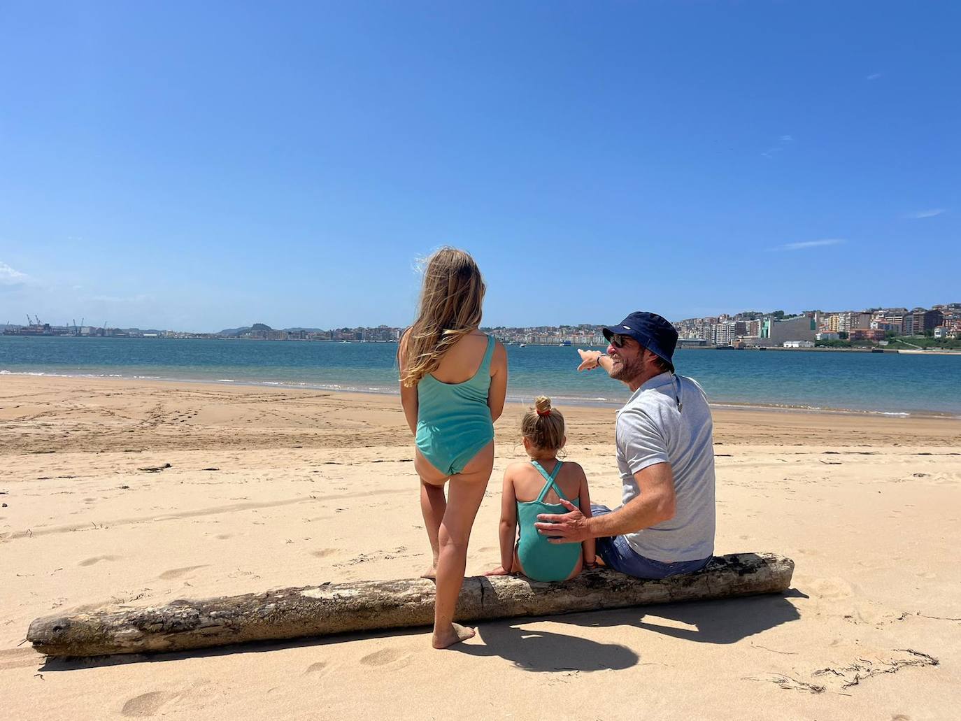  «Hoy mis planes son dedicárselos a mi gente, a la que he tenido muy descuidada como consecuencia de la precampaña y la campaña electoral», dice Felipe Piña. El candidato regionalista a la Alcaldía de Santander ha comenzado el día «con un desayuno en familia y un paseo por la Bahía de Santander». En la imagen, Piña y sus hijas en la playa de El Puntal. 