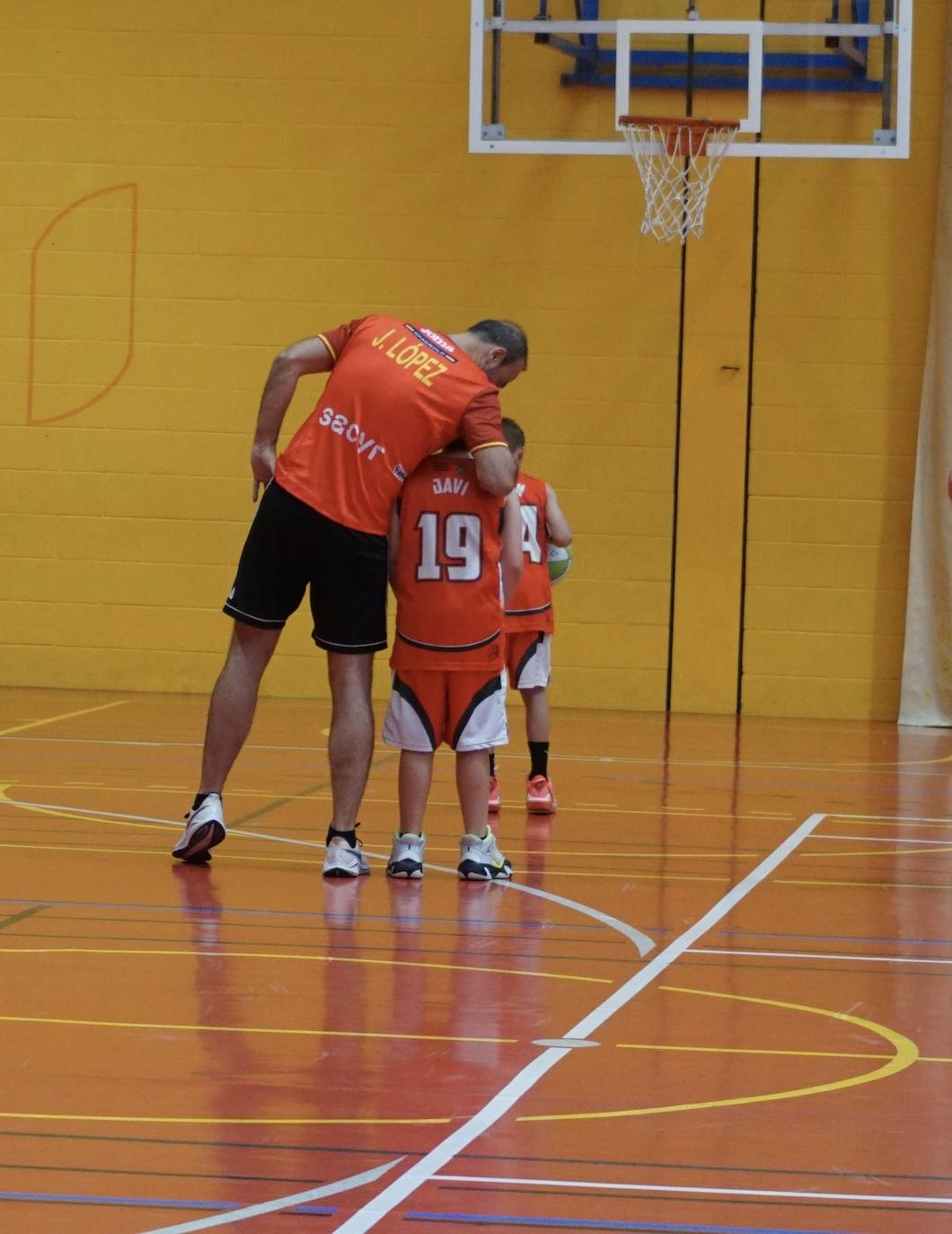 Javier López Estrada ha jugado un partido de baloncesto con sus hijos Javier y Edu, de diez y siete años respectivamente. «El partido lo hacemos para celebrar el fin de la temporada y el final de la liga», cuenta el candidato regionalista a la reelección en la Alcaldía de Torrelavega.