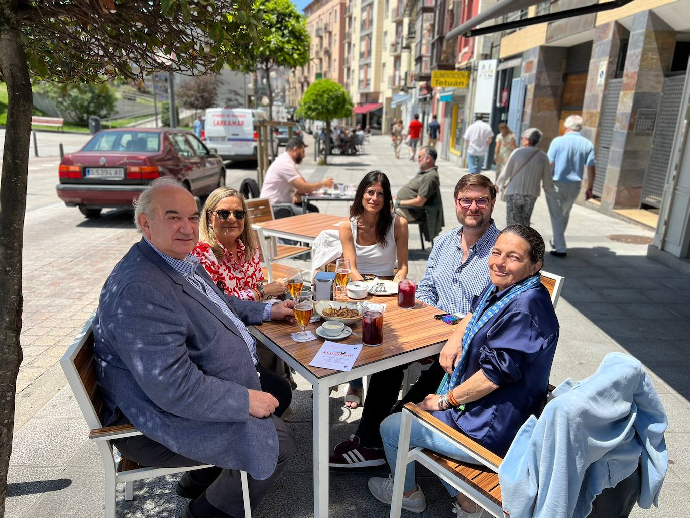 Emilio del Valle, candidato de Vox a la Alcaldía de Santander, ha pasado un día en familia. En la imagen, tomando el aperitivo con su mujer, su hijo y con la número 2 de su lista, Laura Velasco, en la calle Tetuán de Santander. La tarde la está dedicando a descansar. 