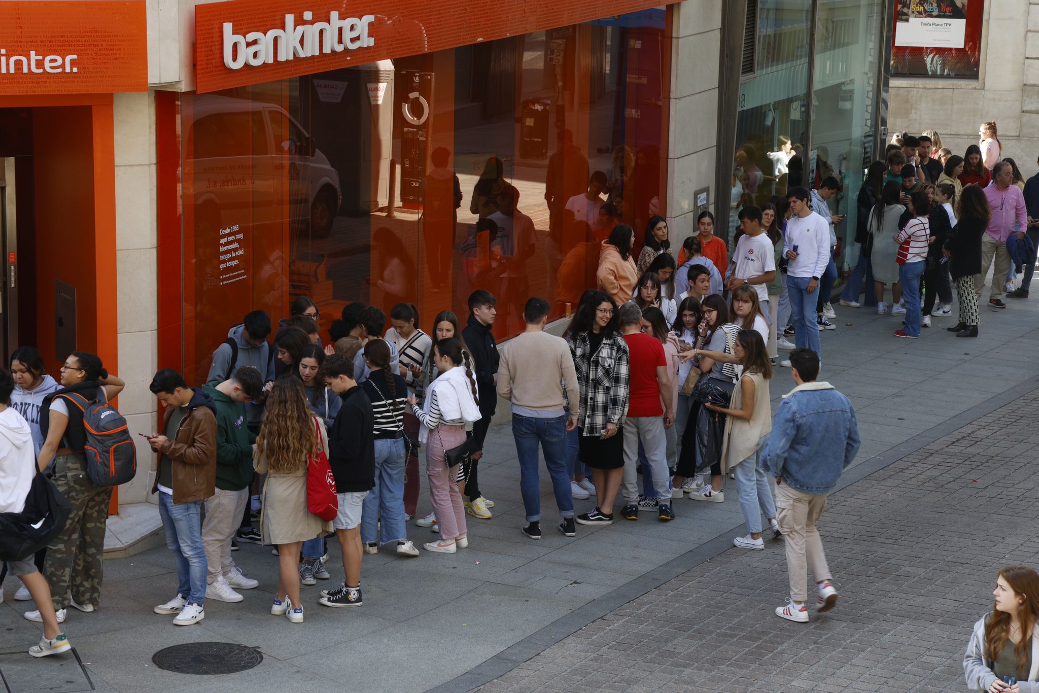 Las colas doblaban una de las esquinas de la calle Juan de Herrera de la capital cántabra.