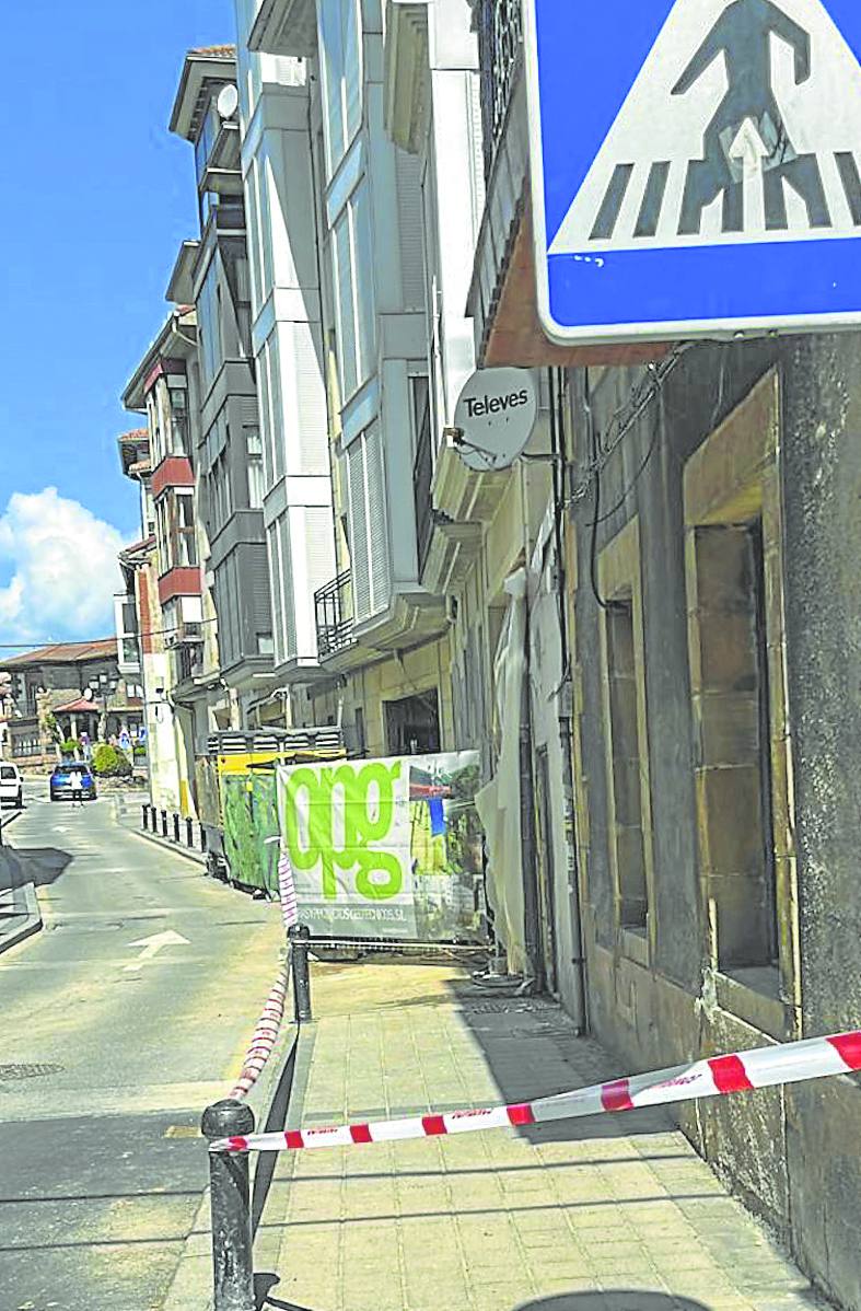 La acera de la calle Quintanal permanece cerrada al paso de peatones.