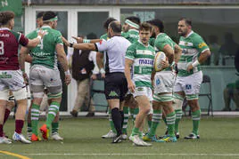 Lucas Latrónico lleva el oval antes de una melé en el partido en San Román.