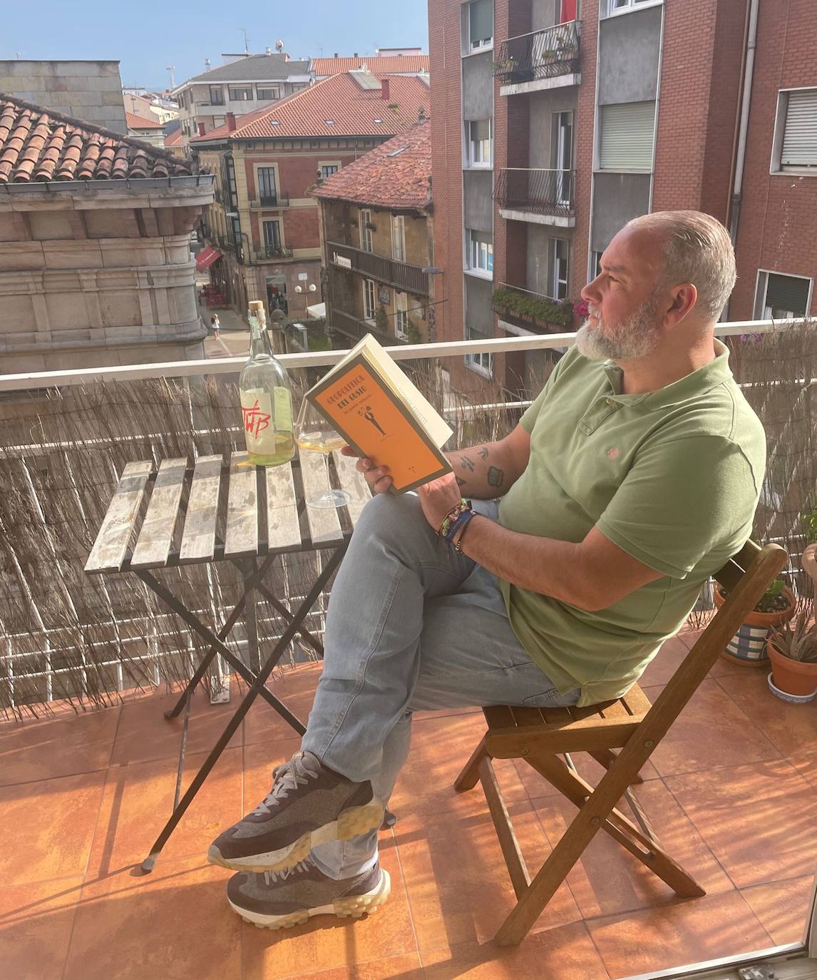 Mañana de trabajo para Roberto García Corona, candidato de Vox a la Alcaldía de Torrelavega, que por la tarde ha podido desconectar de la campaña electoral en casa, con su familia y un poco de lectura. 
