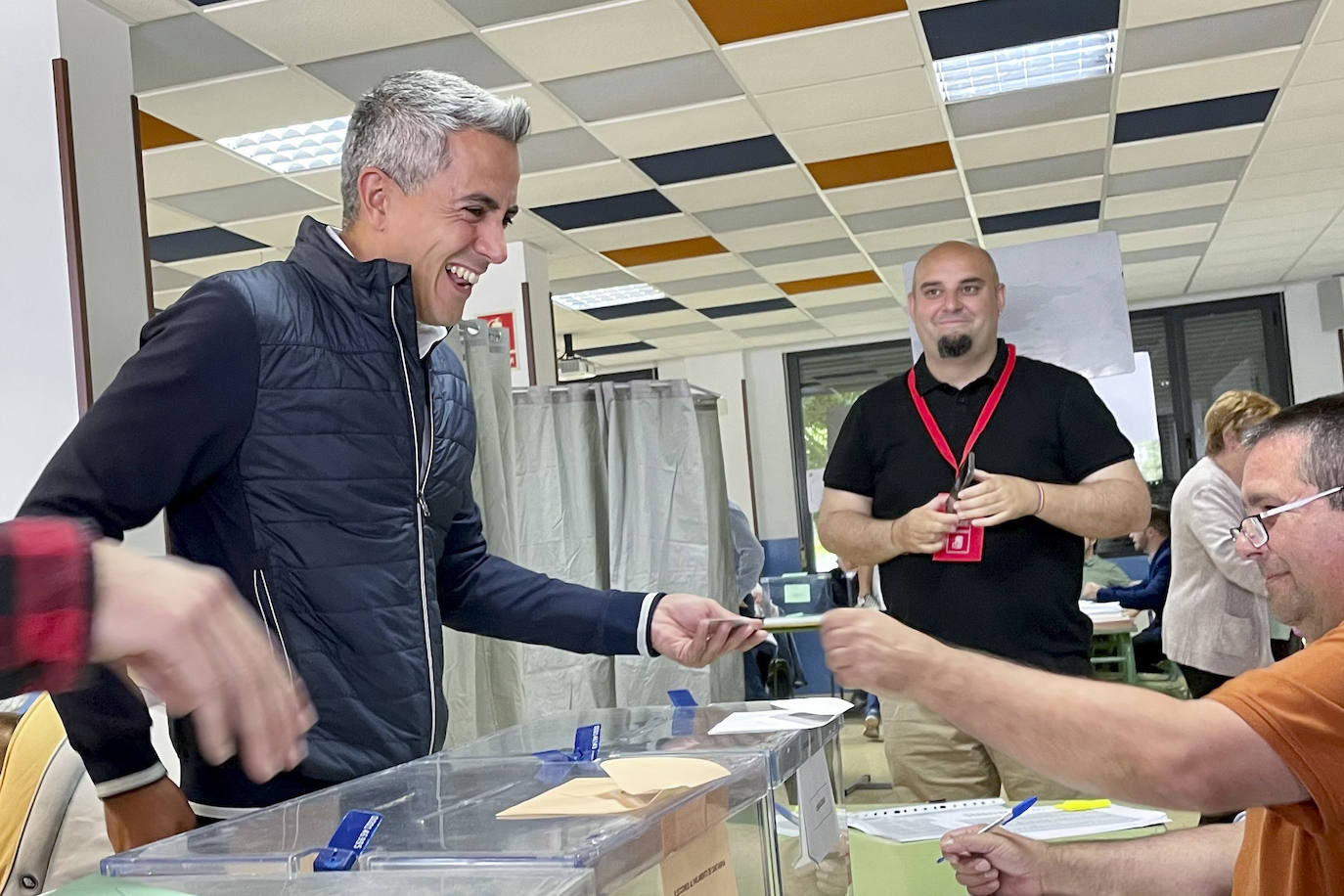 Zuloaga, en el momento de votar en su colegio de Bezana.