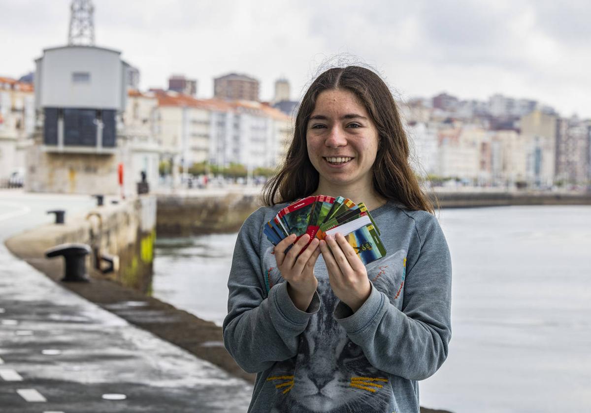 Adriana Diloy muestra su baraja de cartas en las inmediaciones del Centro Botín.