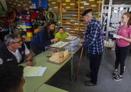 Un vecino deposita el voto en el colegio Doctor Madrazo de La Vega.