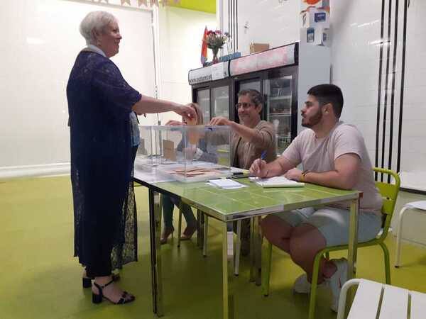 La candidata de Torrelavega Sí, Blanca Rosa Gómez Morante, ha votado en la Plaza de Abastos de la capital del Besaya.