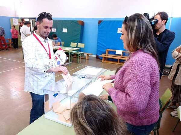 El candidato de IU-Podemos en Torrelavega, Borja Peláez, vota en el IES Garcilaso de la Vega (Tanos).