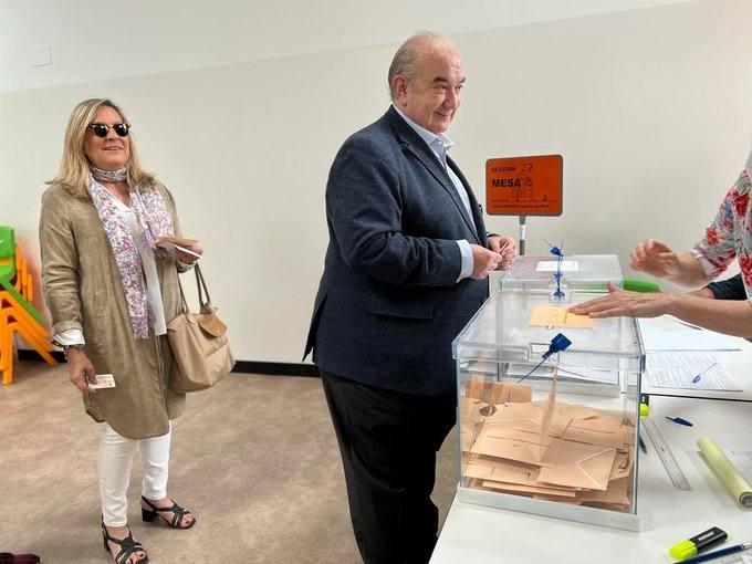 El candidato de Vox a la Alcaldía de Santander, Emilio del Valle, cree que su formación será la «el partido que más suba» en la ciudad tras los comicios de este domingo. Así lo ha dicho tras ejecer su derecho al voto en el Colegio Padre Apolinar, 