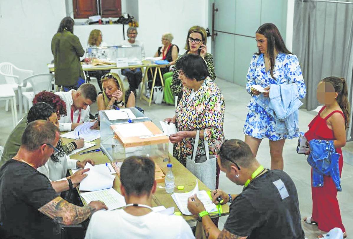 Una ciudadana a punto de votar en una mesa electoral del antiguo Ayuntamiento de Laredo.