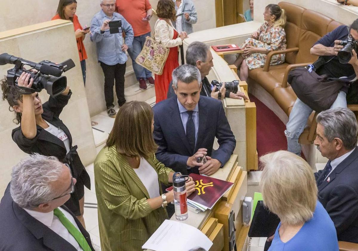 Diputados regionales en el Parlamento cántabro.