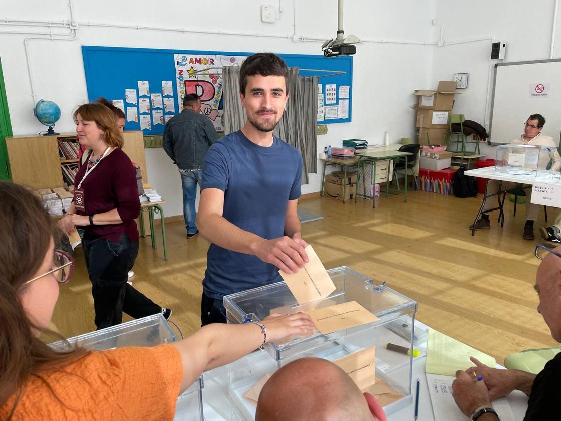 El candidato de Cantabristas al Parlamento de Cantabria, Paulu Lobete, ha votado a las 10.00 en el colegio electoral José María Pereda en Torrelavega, donde ha manifestado su esperanza en que el crecimiento de su partido sea «exponencial» y logren un «gran resultado electoral».