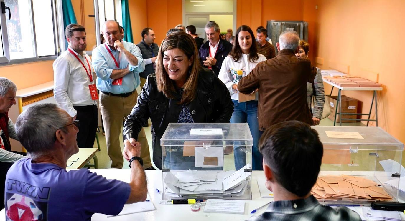 La presidenta del Partido Popular de Cantabria y candidata a la Presidencia, María José Sáenz de Buruaga, cree que el PP ganará las elecciones «del cambio», que serán «el principio del fin de Revilla y Sánchez». Así se ha pronunciado Buruaga tras votar a las 11.00 horas en el colegio Juan José Gómez Quintana de Suances.