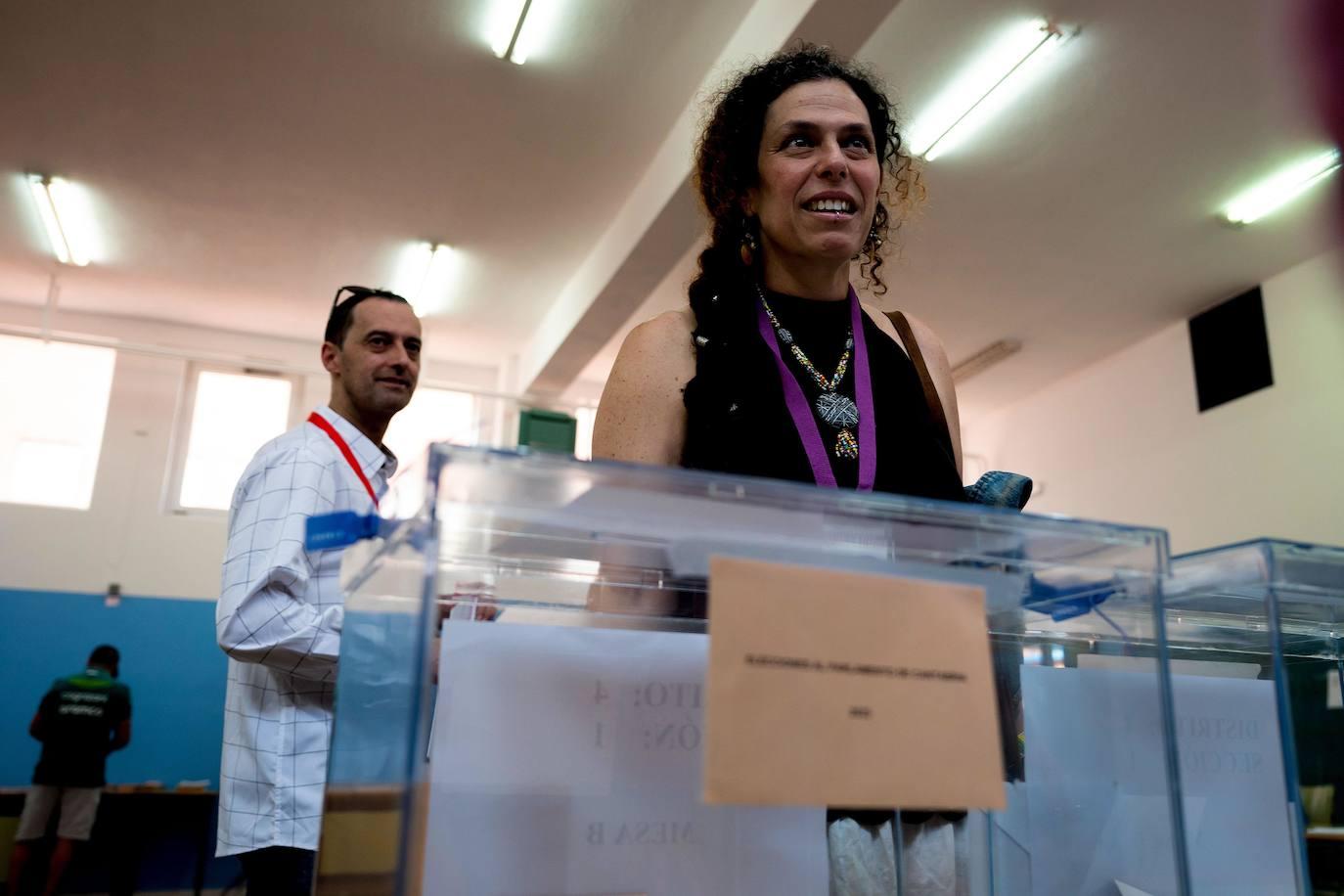 La primera en depositar su voto ha sido la candidata a la Presidencia de Cantabria por IU-Podemos, Mónica Rodero, a a las 9.50 horas en el colegio Garcilaso de la Vega de Torrelavega.