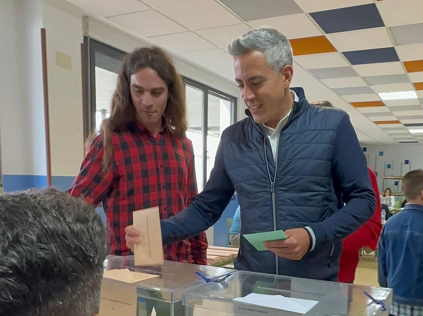 El secretario general del PSC-PSOE y candidato a presidente de Cantabria, Pablo Zuloaga, ha asegurado que «la candidatura del Partido Socialista sale a ganar y esta es una oportunidad que tiene Cantabria para aprovechar sus oportunidades de futuro». A la puerta del CEIP Buenaventura González de Bezana, tras haber votado a las 10.00 horas, Zuloaga ha señalado que «hoy es un día ilusionante, sabiendo que la ciudadanía de Cantabria está llamada a las urnas en una cita que es histórica, en la que el progresismo de Cantabria puede marcar el futuro de nuestra tierra con esas ganas de avanzar».