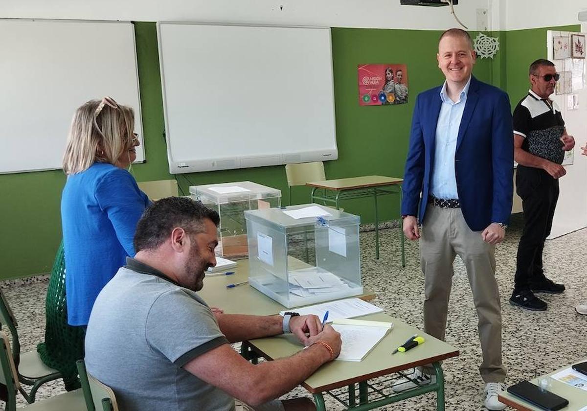 José Antonio Cobo será el próximo alcalde de San Felices de Buelna, sucesor de González Linares. cavia