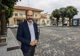 El secretario general del PSOE en Torrelavega, José Luis Urraca frente a la estación de Feve