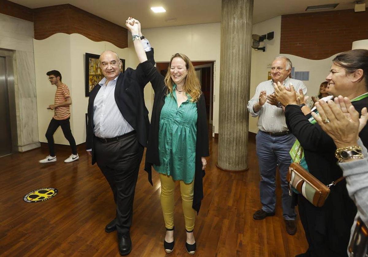 Emilio del Valle y Leticia Díaz alzan los brazos celebrando los buenos resultados de Vox.