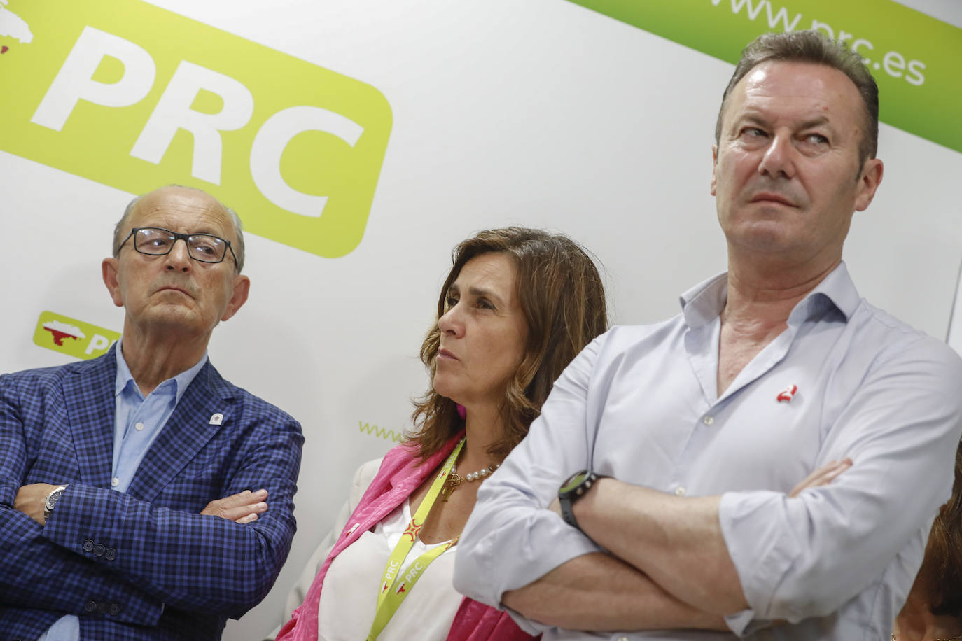 López Marcano, Paula Fernández y Guillermo Blanco, serios durante la comparecencia de Revilla.