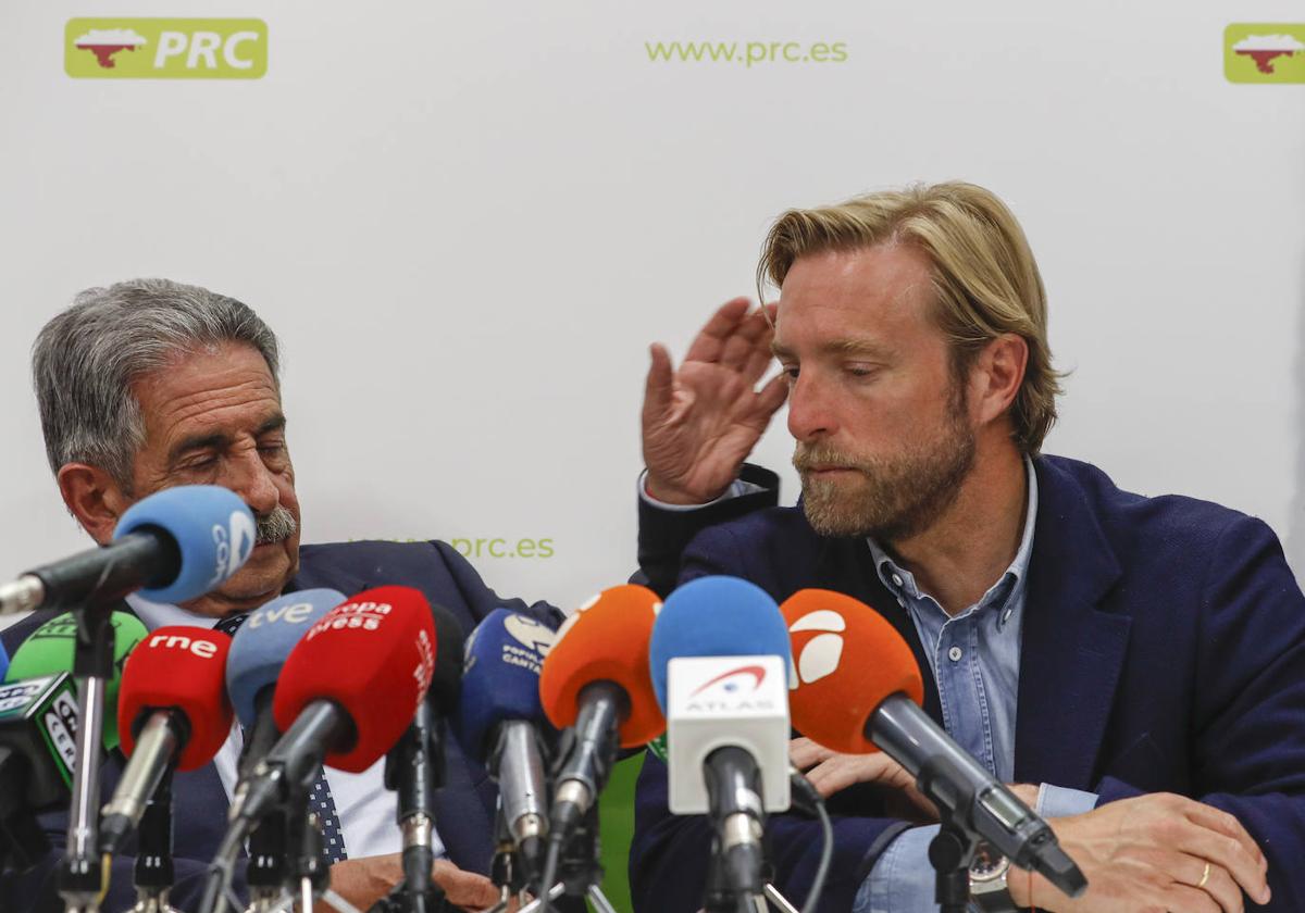 Miguel Ángel Revilla junto al candidato del PRC en Santander, Felipe Piña, la noche del domingo.