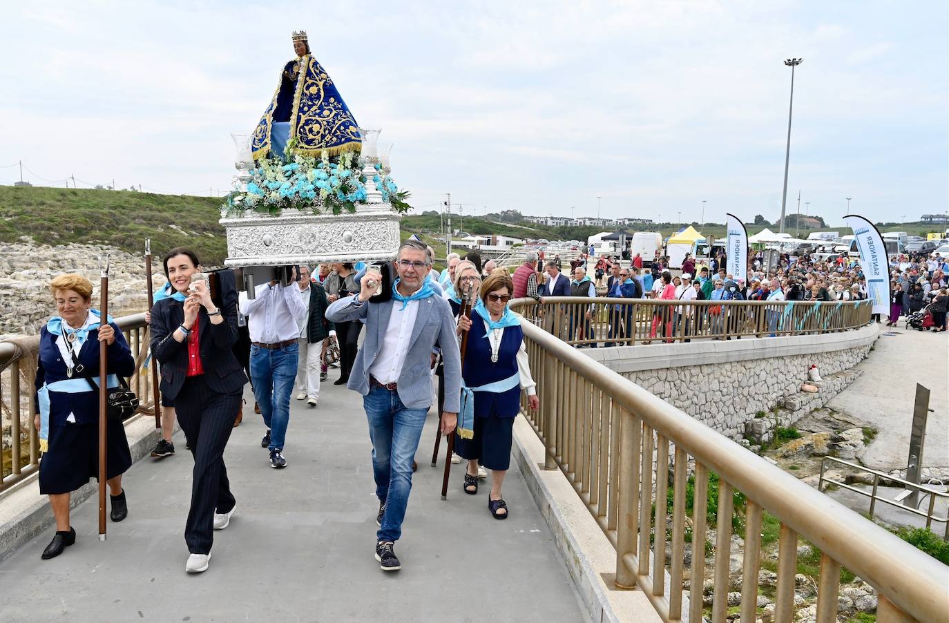 Numerosas personas han participado en la procesión. Al finalizar, la Virgen del Mar ha presidido una misa en la escalinata de la ermita. 