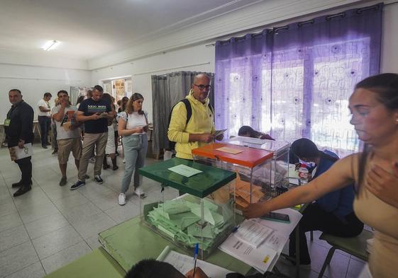 Electores haciendo cola este pasado domingo en Santa María de Cayón