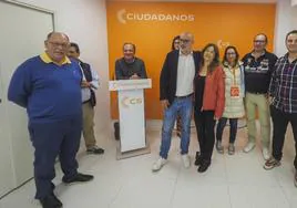 Félix Álvarez abraza a Esther Merino en presencia del equipo del partido que ayer hizo guardia electoral