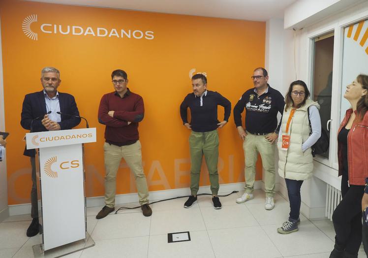 Imagen principal - Arriba, Ceruti junto a Pérez Manso y otros compañeros de Ciudadanos. Abajo, Felix Álvarez charla con Esther Merino, rodeado de los suyos. Y Álvarez y Merino, abrazados, asumiento los malos resultados de su formación. 