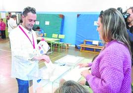 Borja Peláez vota en una mesa del Instituto Garcilaso de la Vega.