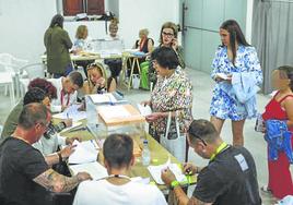 Una ciudadana a punto de votar en una mesa electoral del antiguo Ayuntamiento de Laredo.