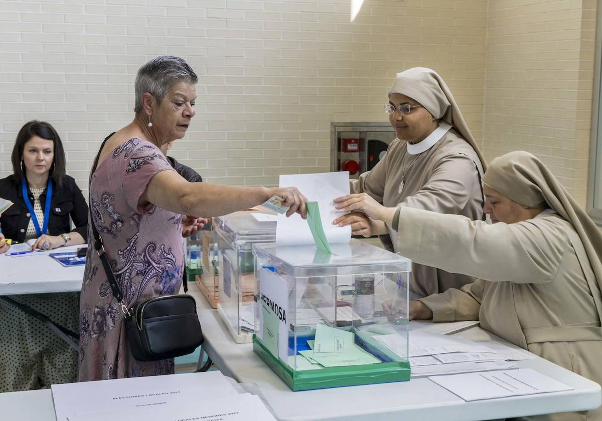 Dos monjas (del colegio Torreanaz) en una mesa electoral en Anaz, de Medio Cudeyo. roberto ruiz