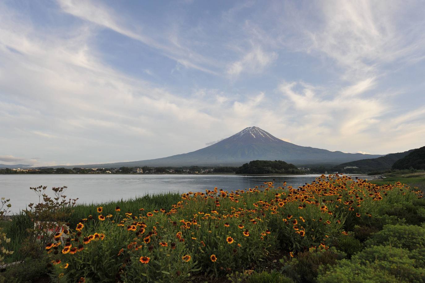 Y san significa 'montaña', por lo que el nombre completo es Fujisan, aunque en países de habla castellana se le conoce como «Fujiyama»