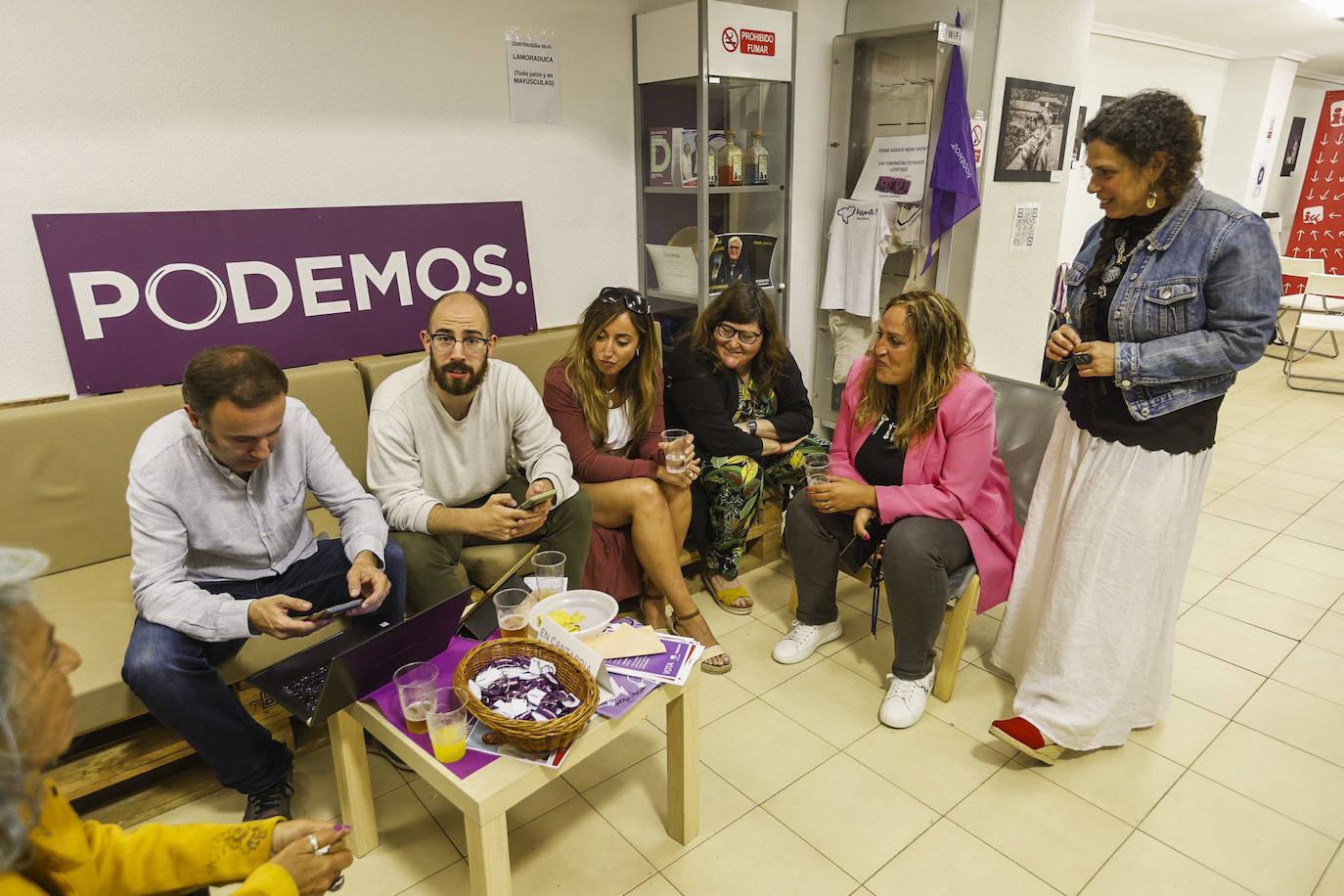 Gonzalo Revuelta y Francisco Liñeira, responsables de campaña de IU, siguen junto a Carmen Martín los resultados.