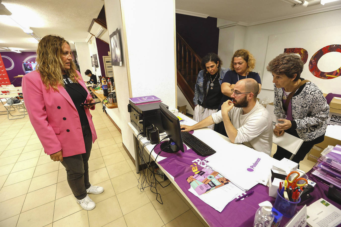 Liñeiro, junto a Merche González, coordinadora autonómica de Podemos, Rodero y Martín.