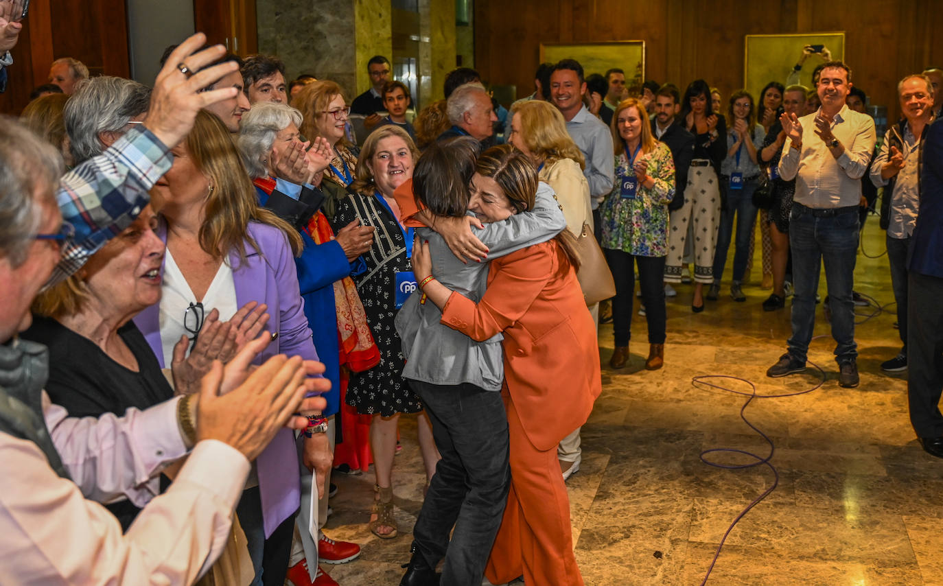 María José Sáenz de Buruaga se abraza con una simpatizante del Partido Popular 