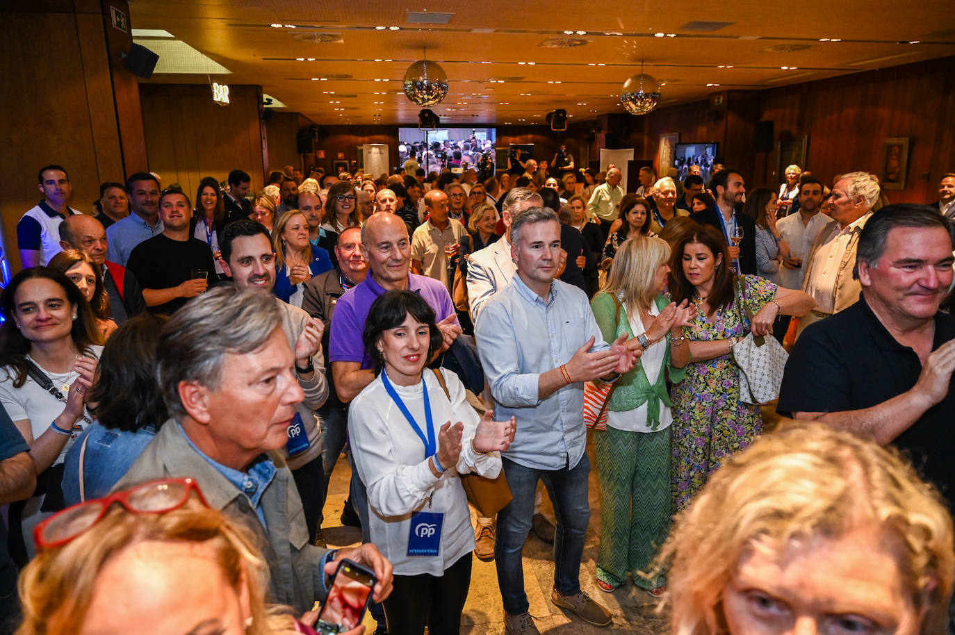 Afiliados del PP aplaudiendo a las ganadoras de estas elecciones en Cantabria: María José Sáenz de Buruaga y Gema Igual