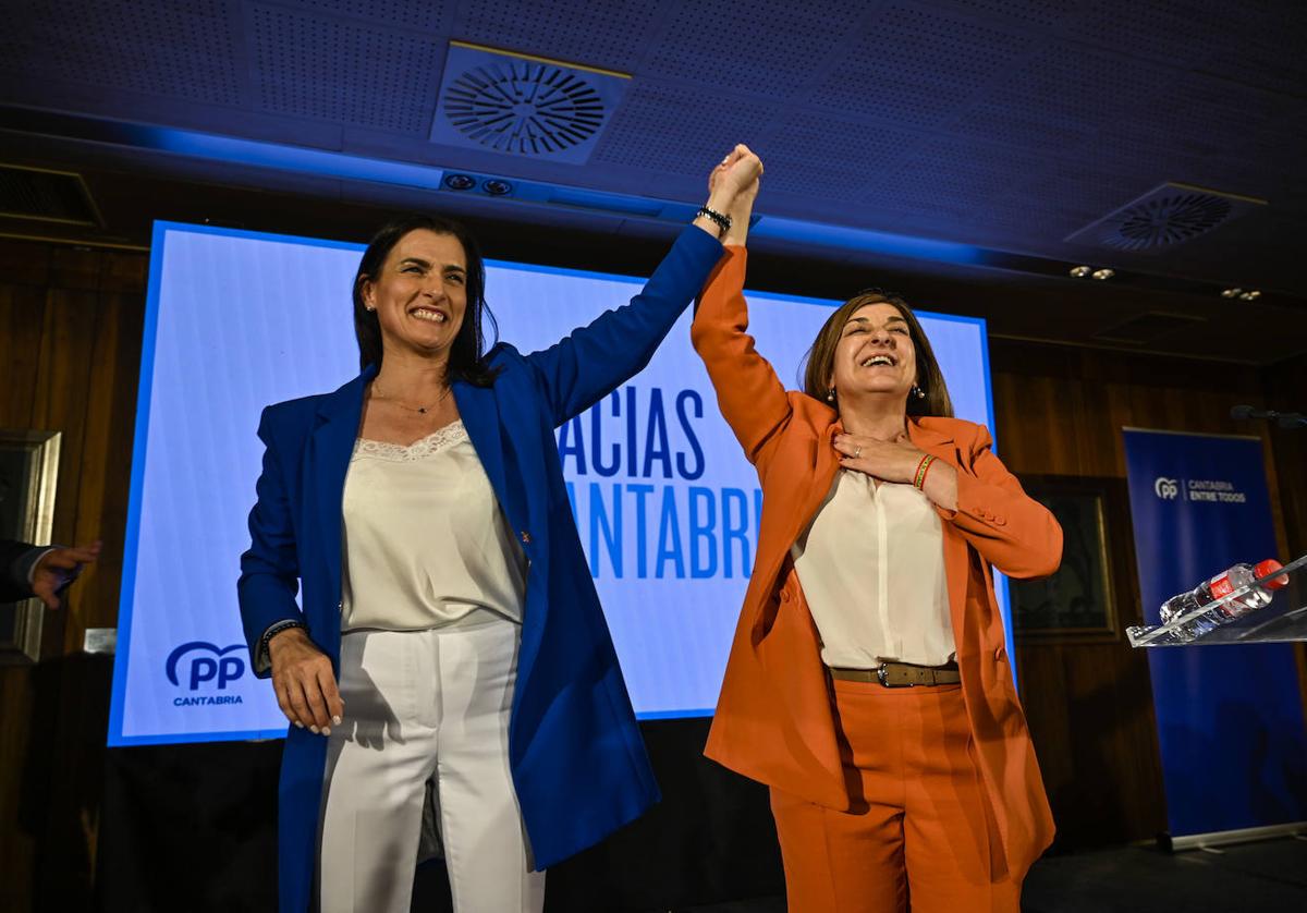 Gema Igual y María José Sáenz de Buruaga (PP) celebran juntas el triunfo de los populares cántabros en estas elecciones.