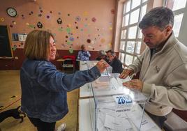 Una vecina deposita su voto en uno de los once colegios electorales de Reinosa.