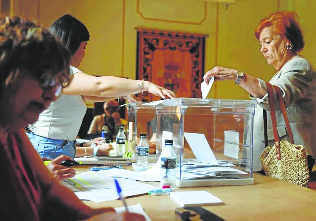 Una ciudadana deposita su papeleta en Santoña.