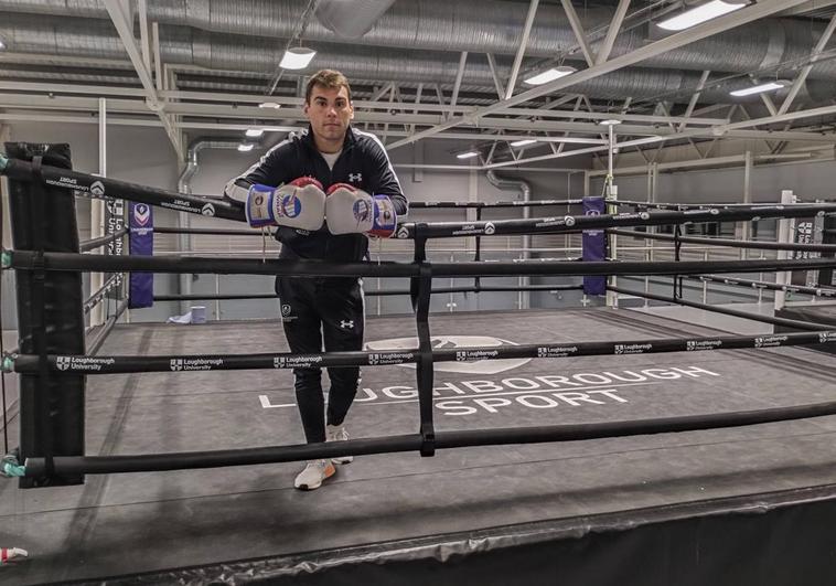 Sergio García posa con sus guantes en uno de los rings del gimnasio de la Universidad de Loughborough, su nueva casa.