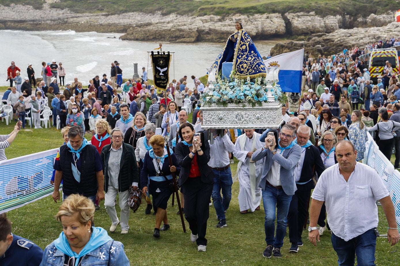 Gema Igual y César Díaz portan en andas a la Virgen del Mar